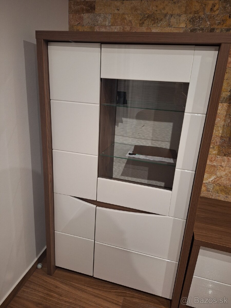 Obývačkou stena - 2