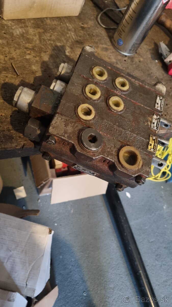 Trojsekčný hydraulický rozdeľovač - 2