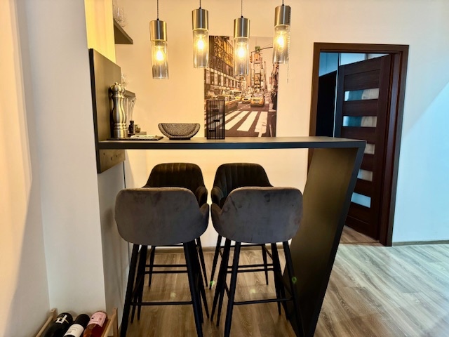 Na predaj 2 izbový krásne zrekonštruovaný byt s garážou - 2