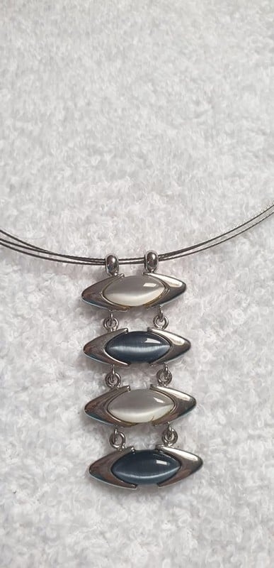 Choker s visiacim príveskom - 2