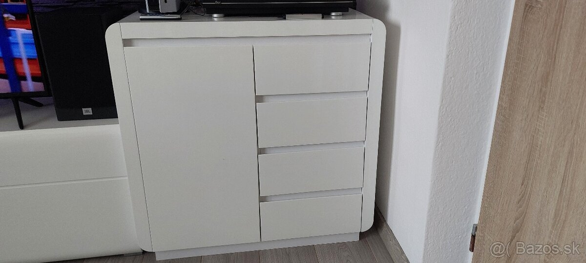 Komoda v bielom lesku - 2