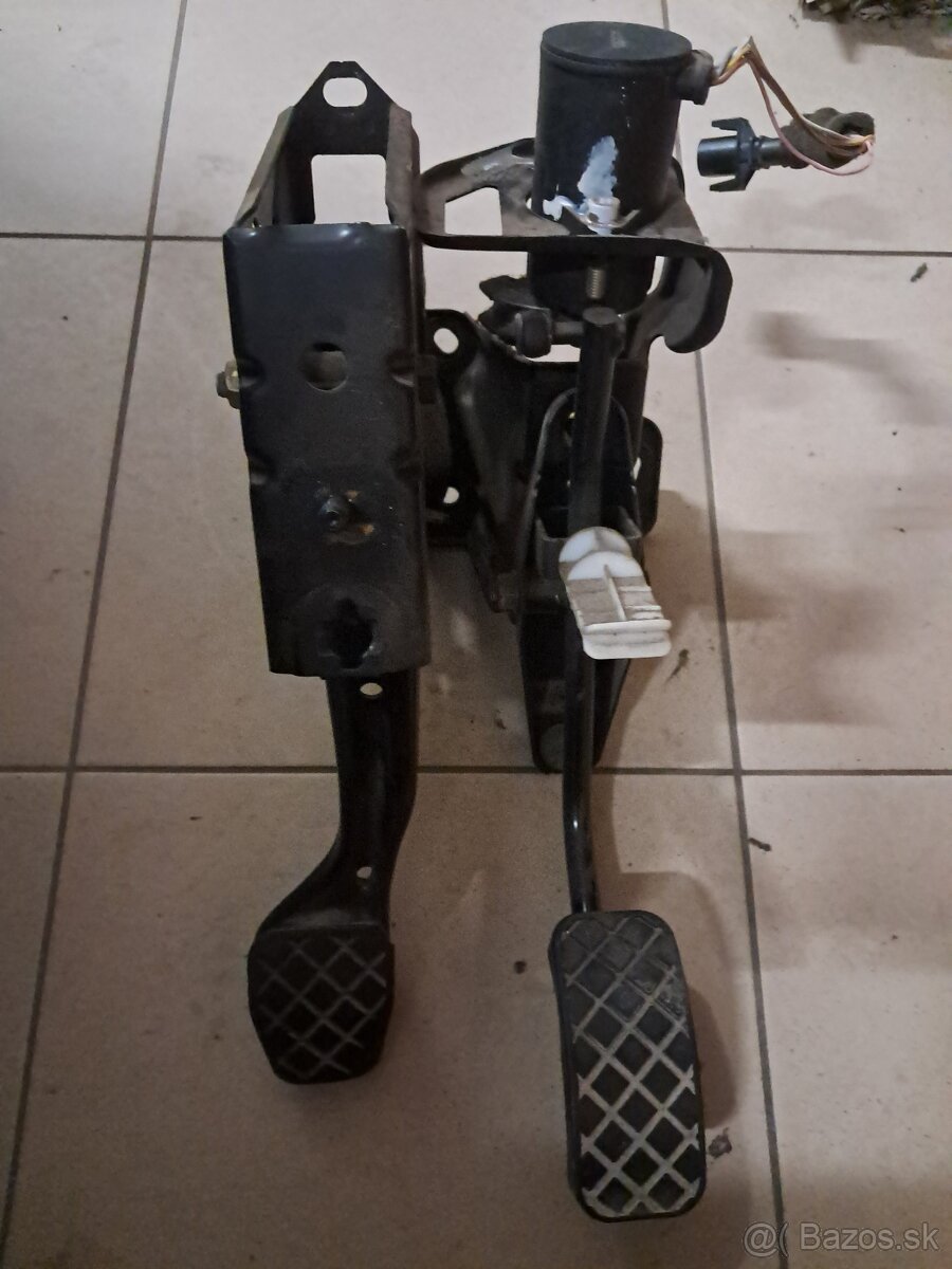 Predám plynový pedál 1.9tdi - 2