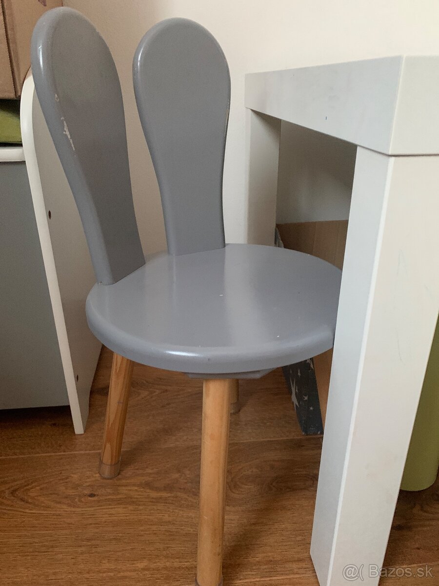 Stôl a stoličky - 2
