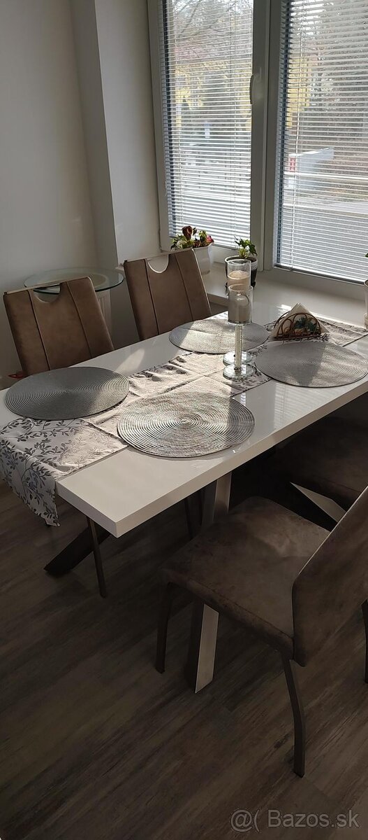 Jedalensky stvôl - 2