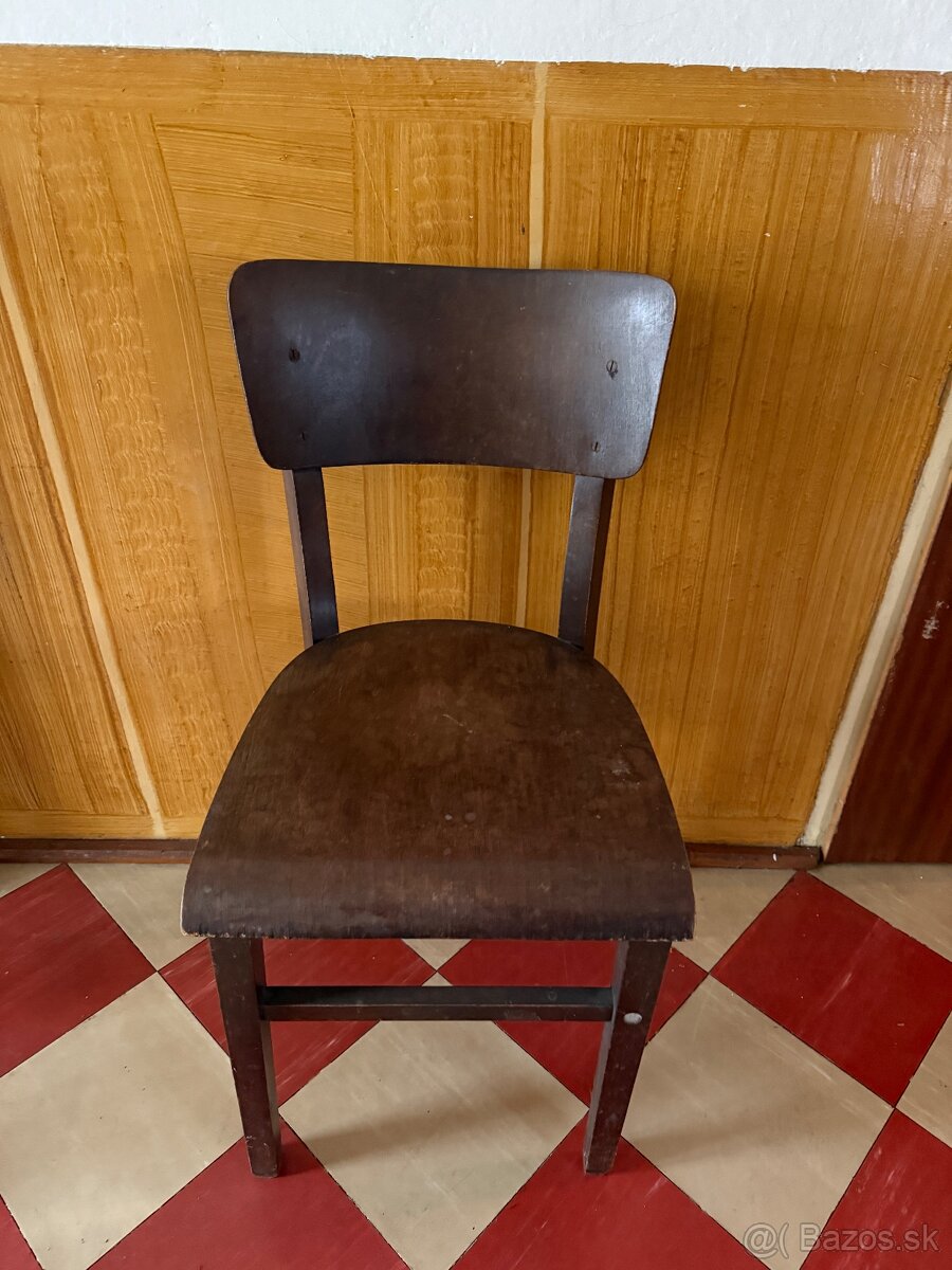 Drevene stolicky a obyvacka - 2