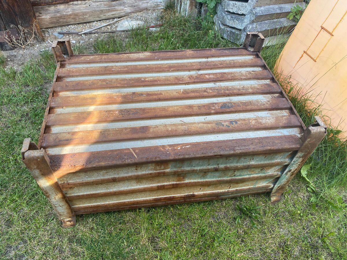 Železná debna s úchytmy na žeriav - 2