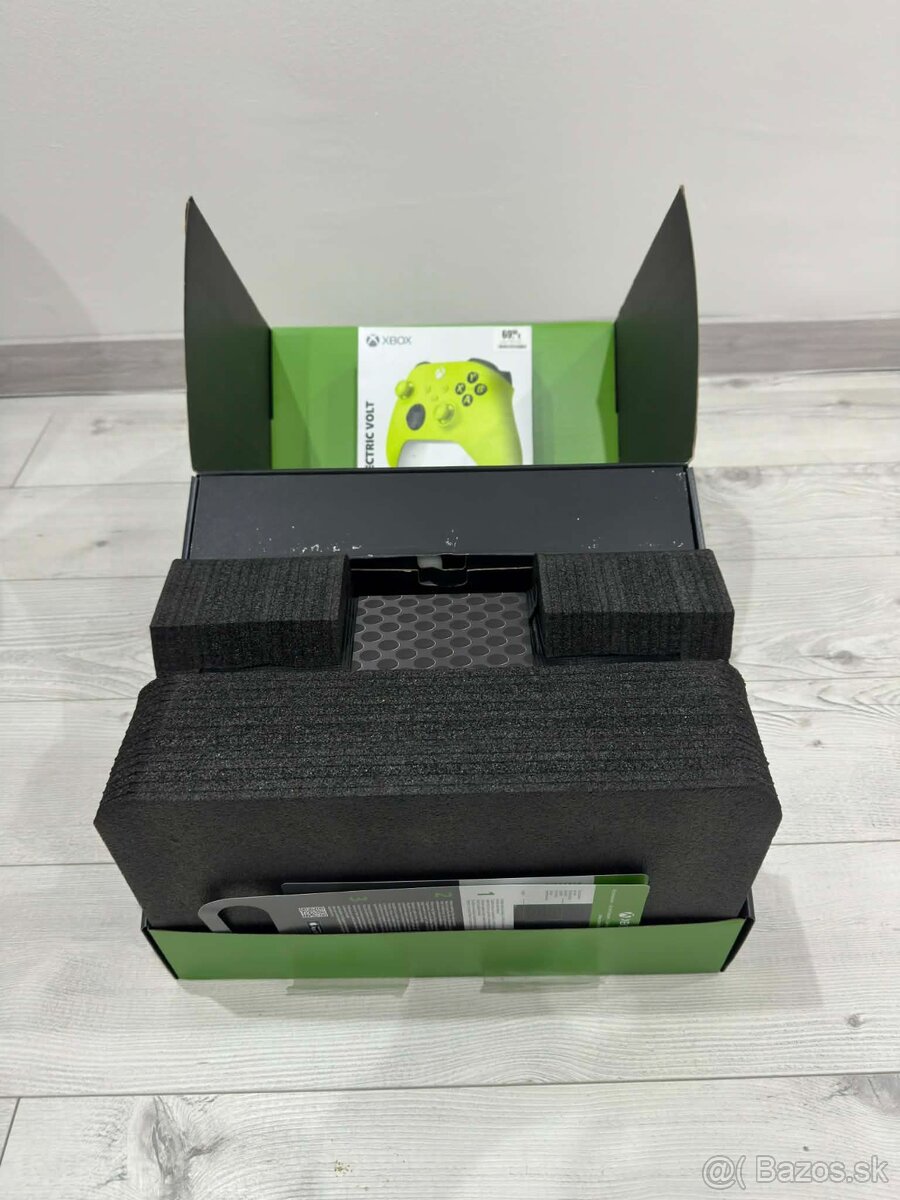 Predám Xbox Series X + 2 ovládače - 2