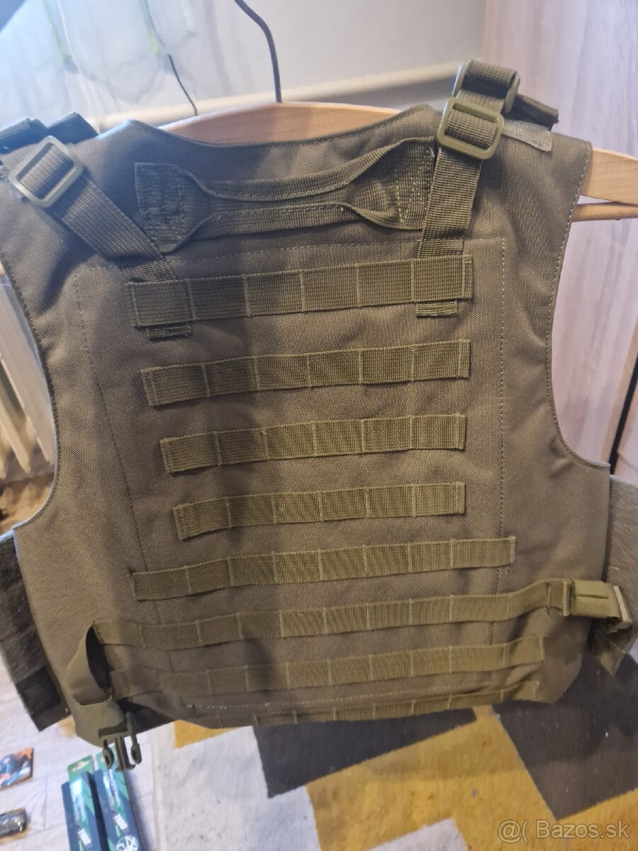 Airsoft vesta a helma - 2