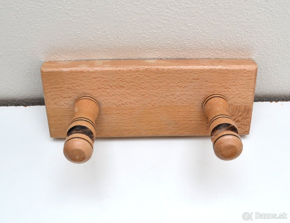 Retro,drevený vešiačik - 2