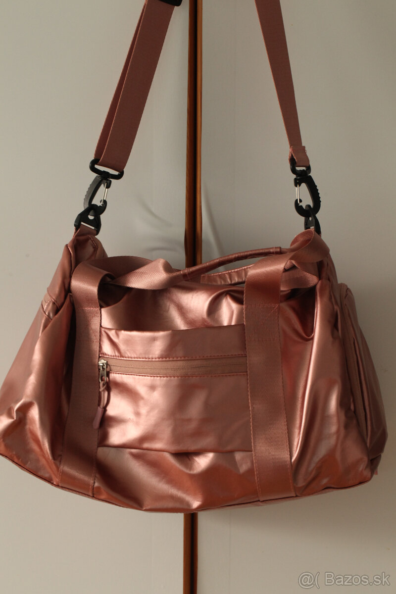 Predám väčšiu tašku lesklej farby - 2