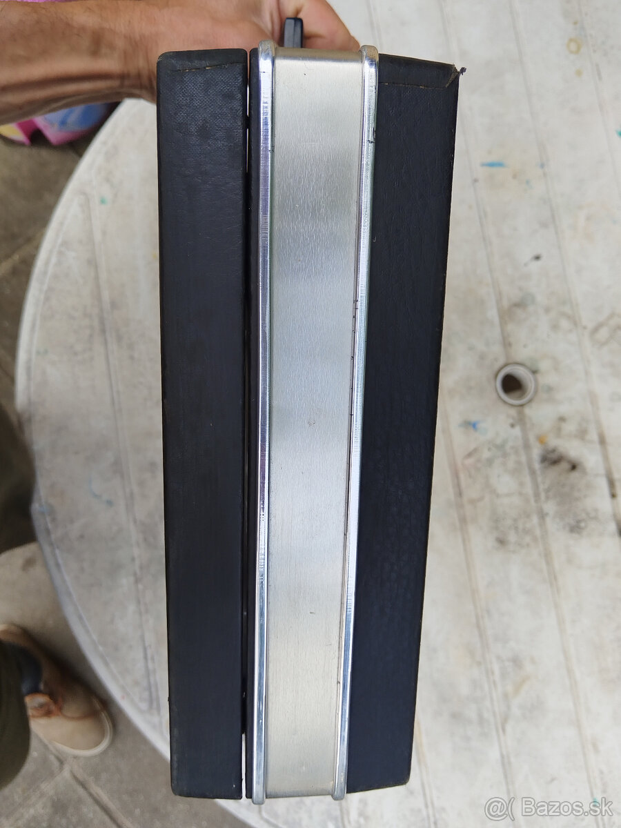 starý kufríkový diktafón - 2