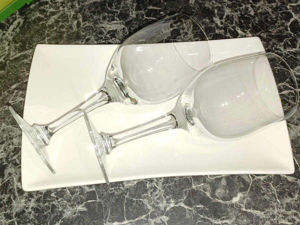 Predáme poháre a tácku. - 2