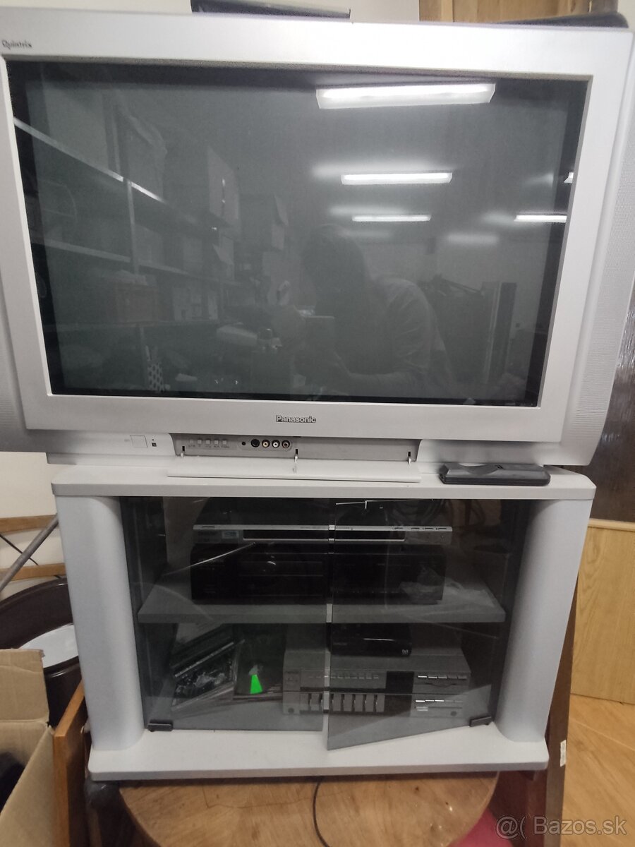 Televízor s podstavcom/skrinkou - 2