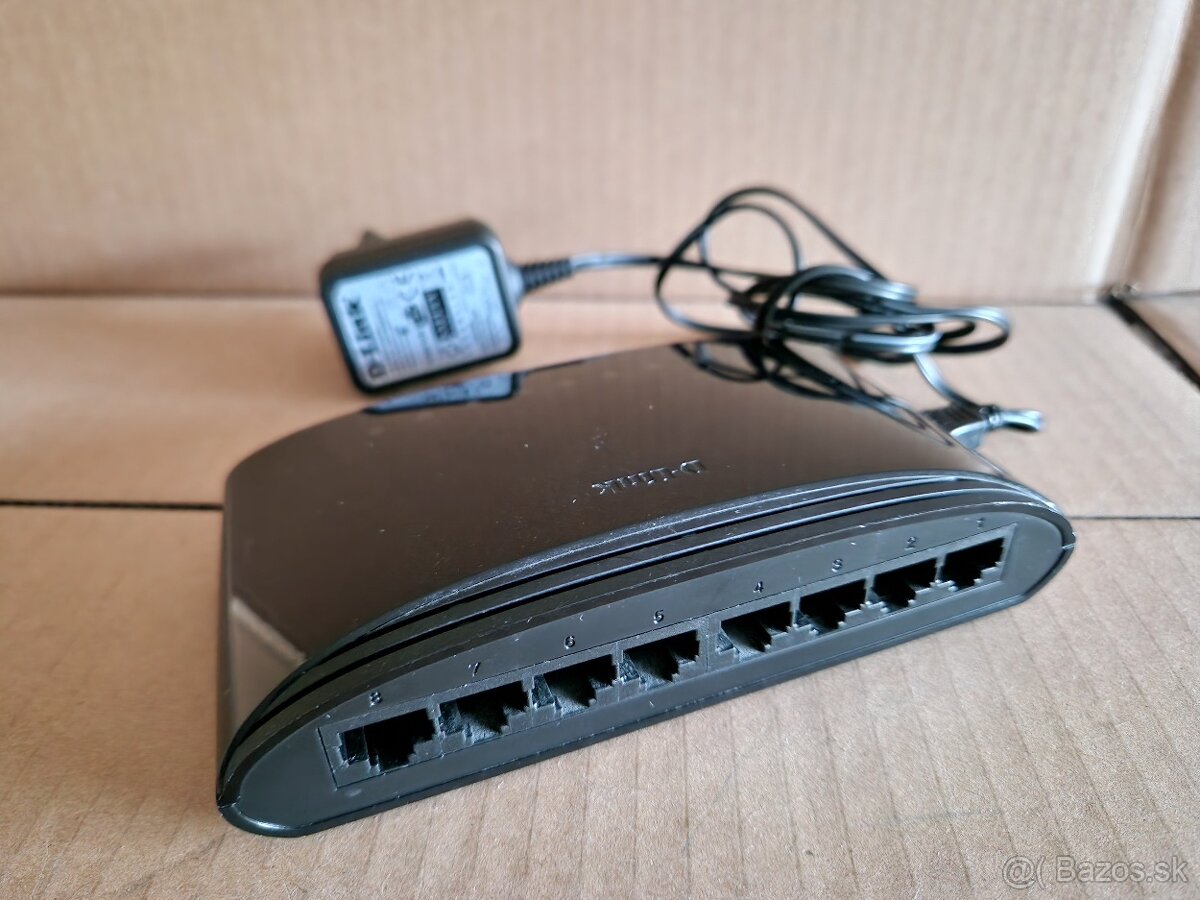D-Link DES-1008D Fast Ethernet Switch - 2