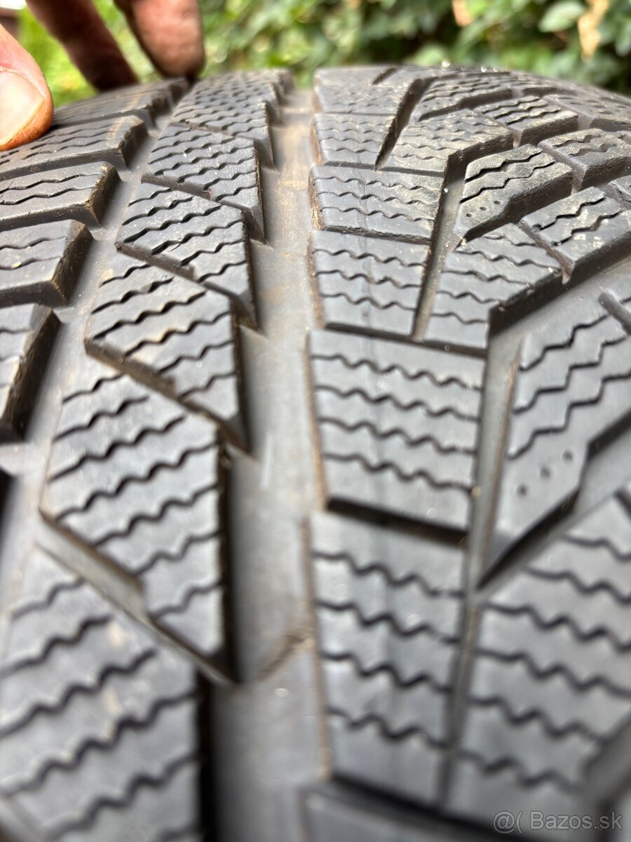 Zimne pneu 235/65 R17 - 2