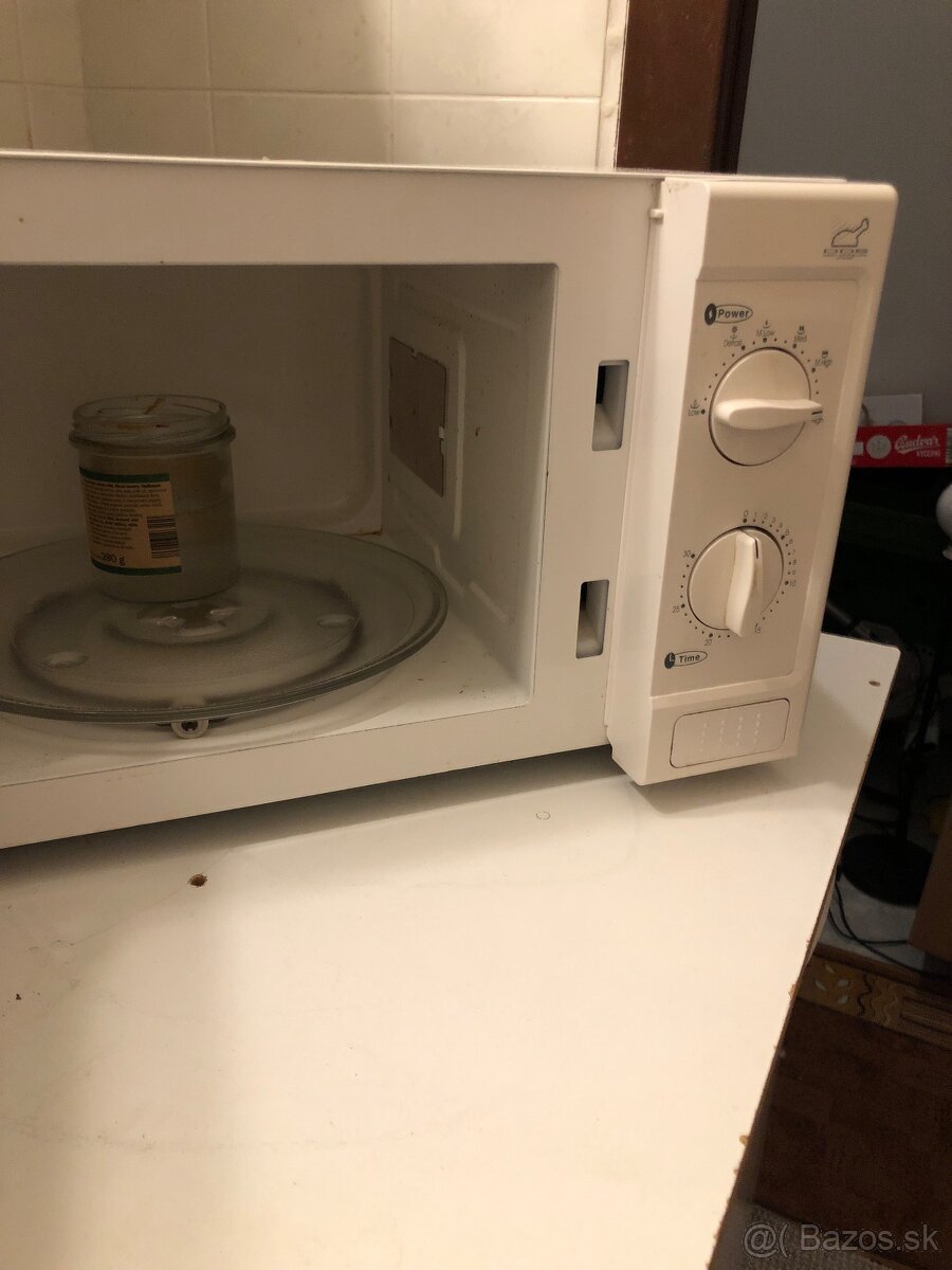 Predám peknú bielu plne funkčnu jednoduchu mikrovlnku za 25e - 2
