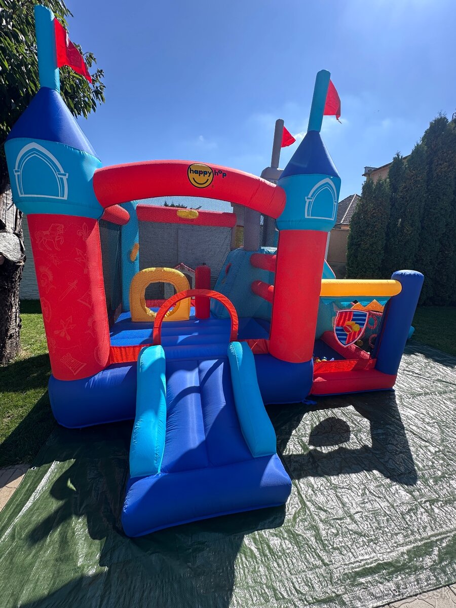 SKÁKACÍ NAFUKOVACÍ HRAD - 2