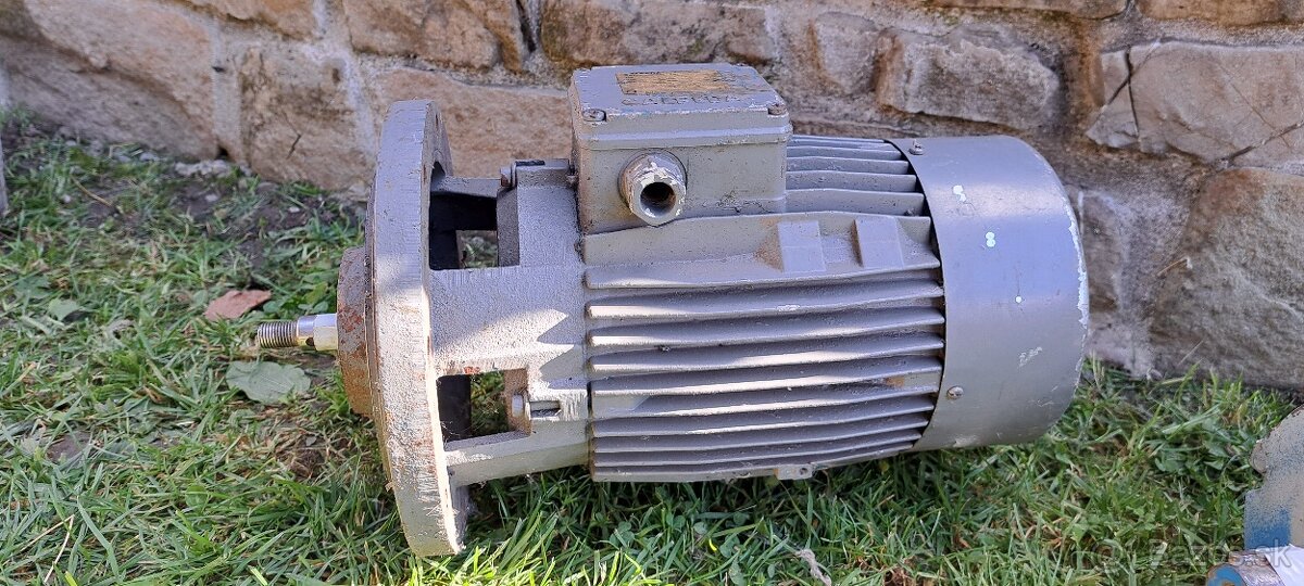 Predam prirubovy a patkovy motor 3 kw - 2