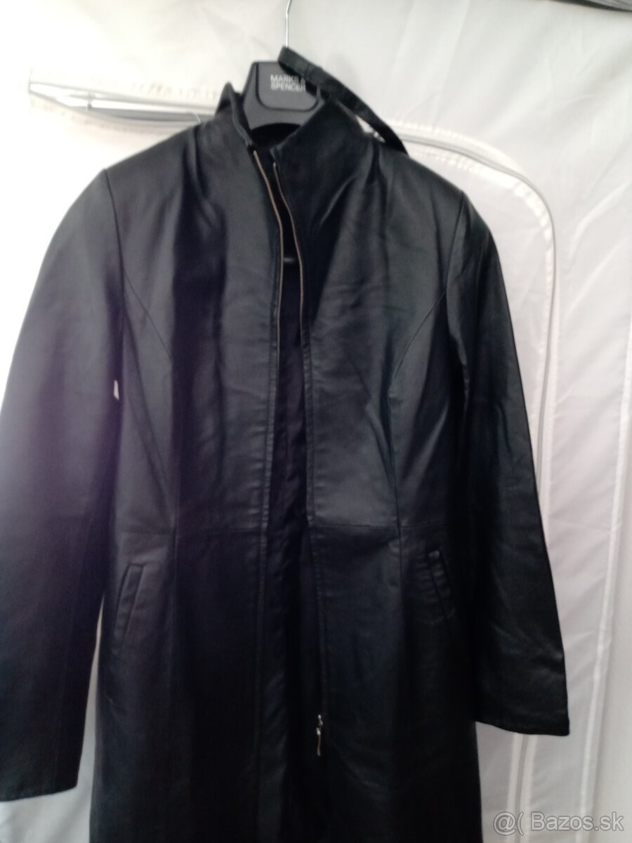 2xKabát čierny, 1xTrenčkot červený, i n é - 2