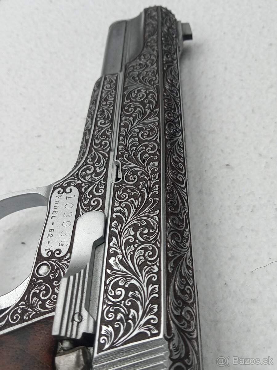 Luxusná gravírovaná pištoľ Smith & Wesson 52-1 - 2