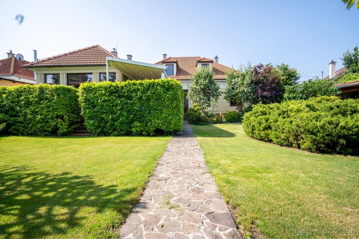 Predám 6 izbový dom 300 m² pozemkom 1 350 m² Bernolákovo - 2