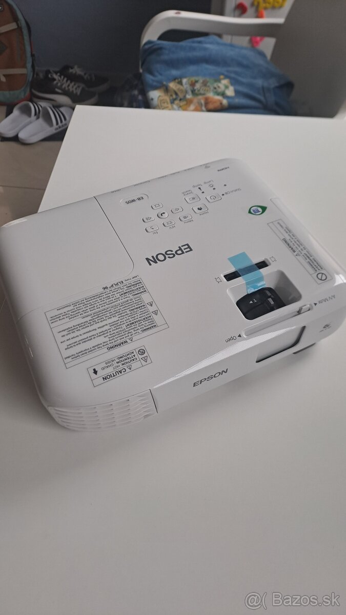 Predám projektor EPSON EB-W05 - 2