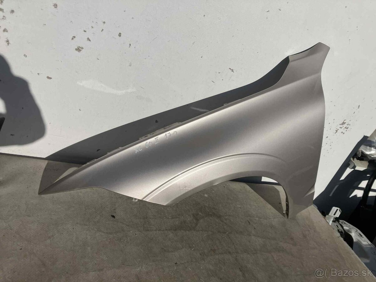 VOLVO XC60 XC 60 II 2017- ĽAVÝ PREDNÝ BLATNÍK - 2