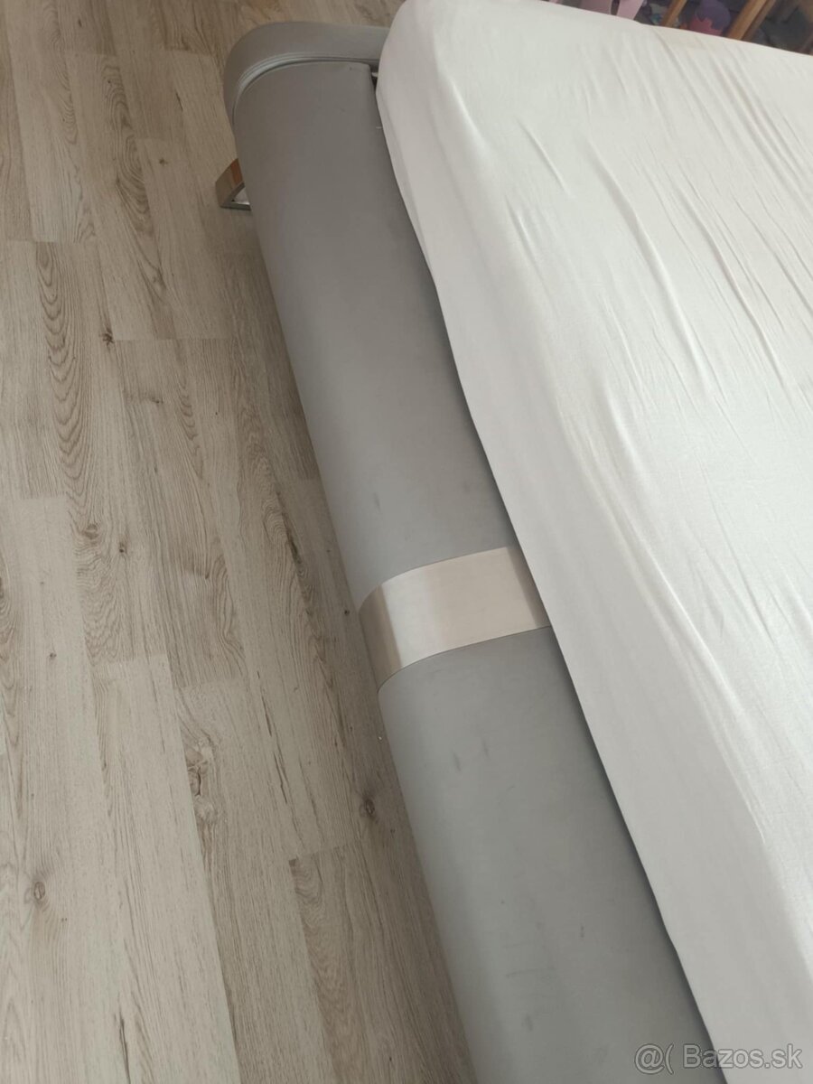 Strieborno sivá koženková manželská posteľ - 2