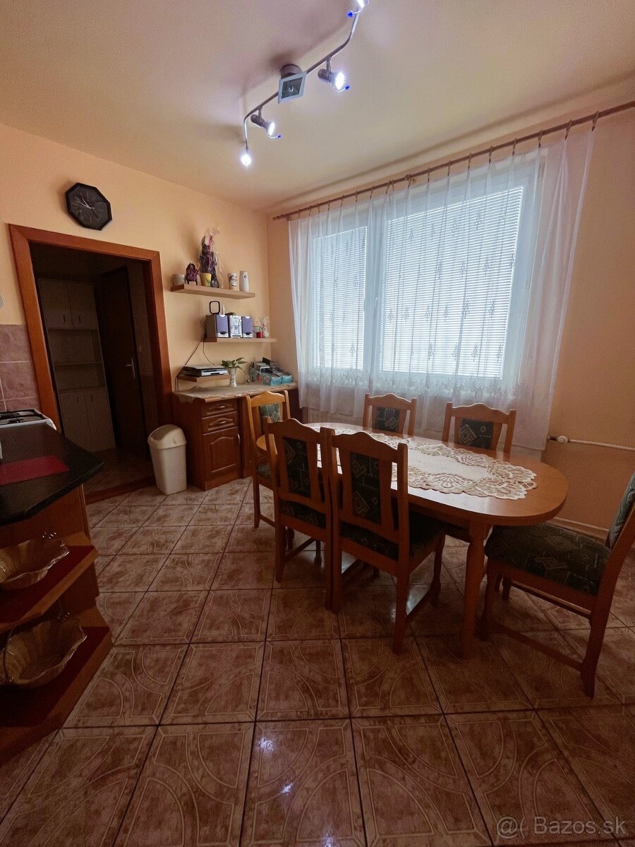 Veľký,zariadený,pekný 3 IB + balkón, ul. Ku Bratke, Levice - 2