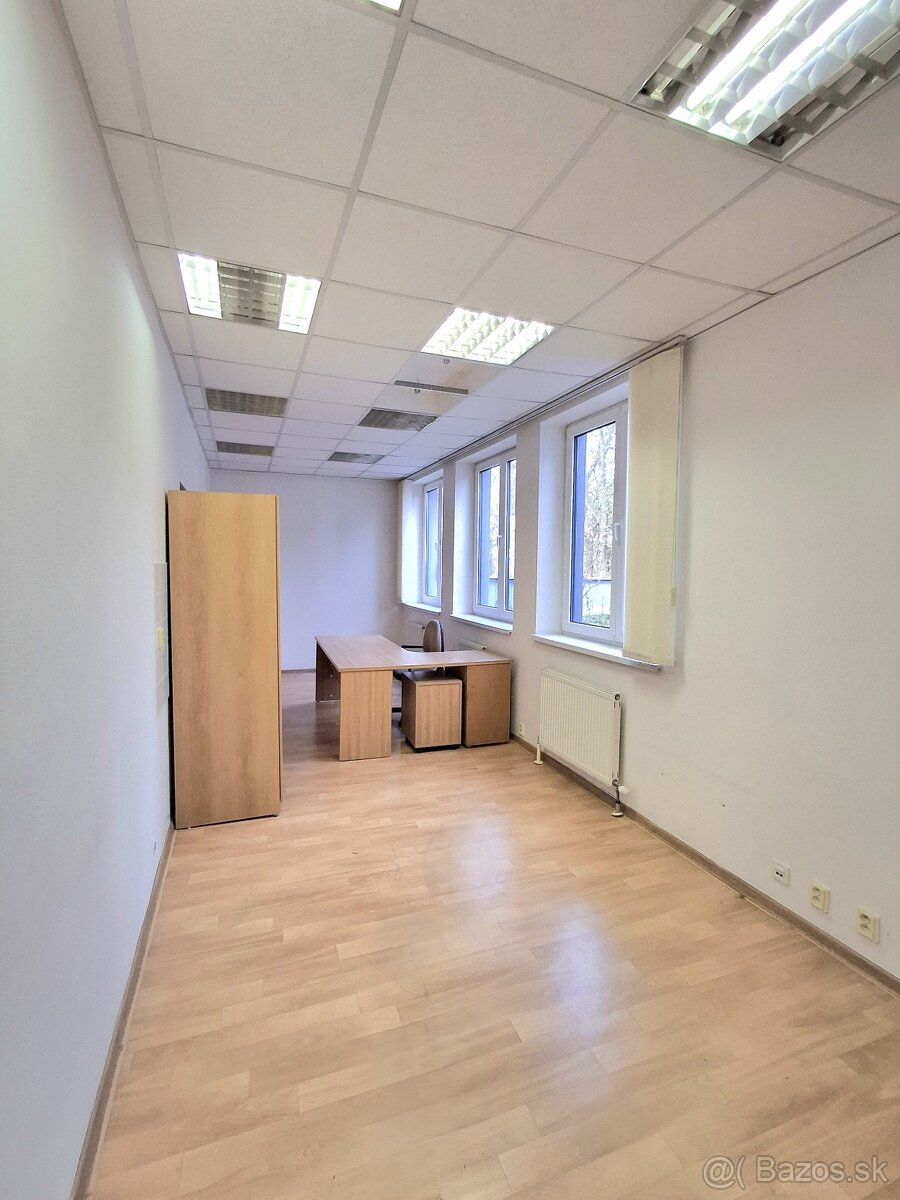 Kancelársky priestor v budove Finančného centra v Púchove. - 2