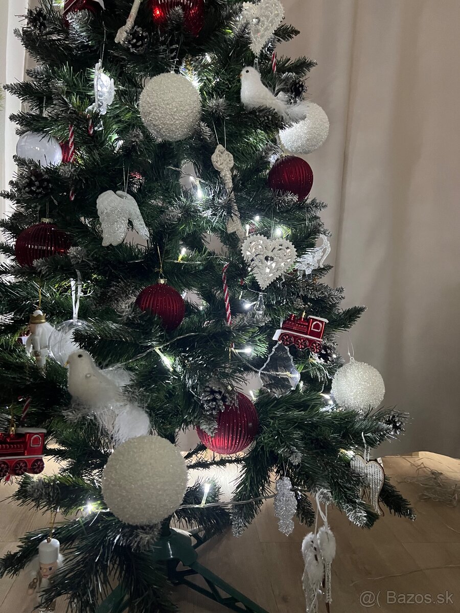 Vianocny strom so svetielkami - 2