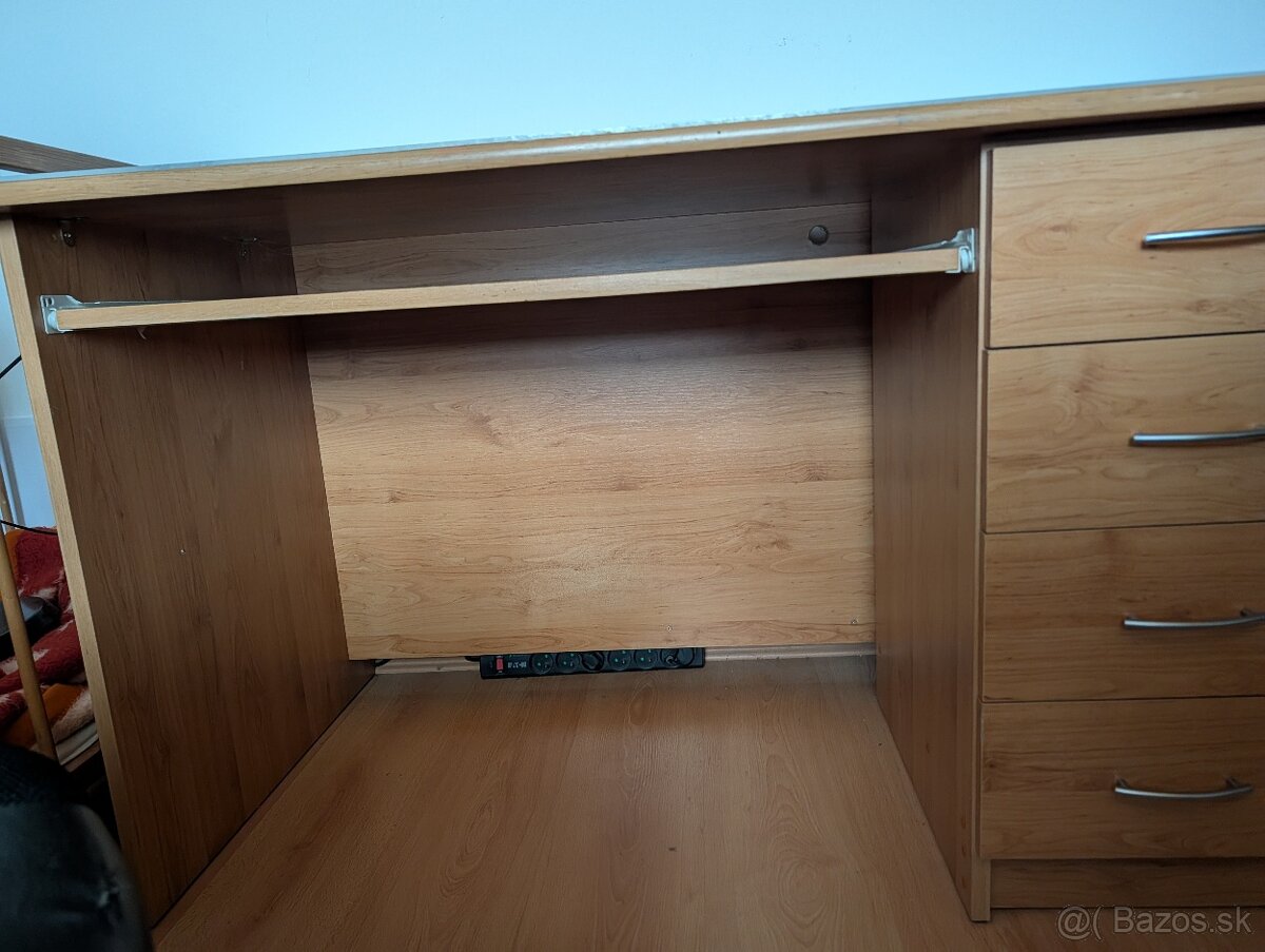 Predám kvalitný písací stôl – robustny so zasuvkami - 2