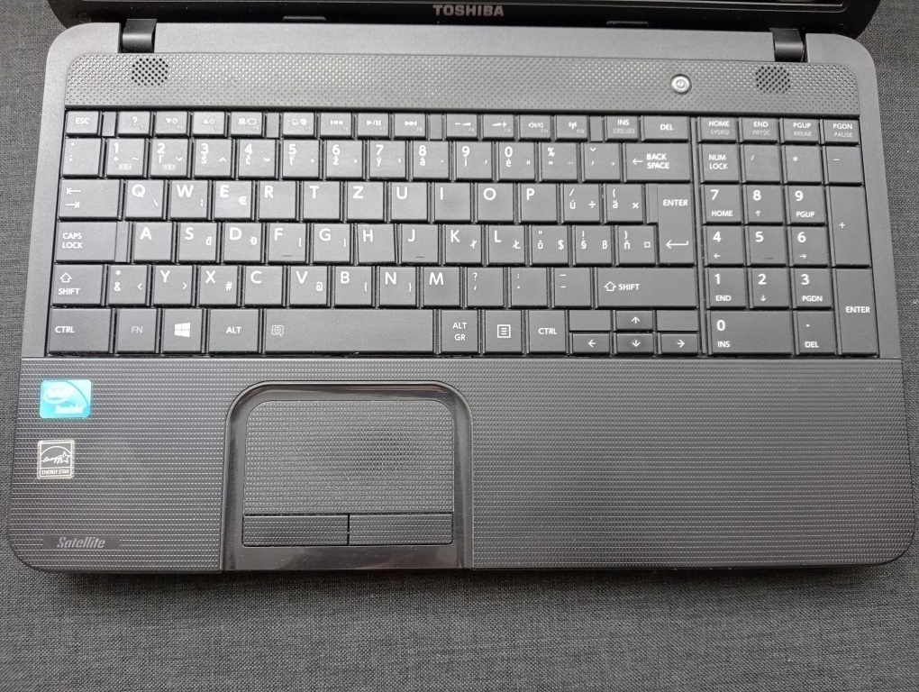 predám notebook Toshiba ,8gb ram , 240gb ssd , HDMI - 2