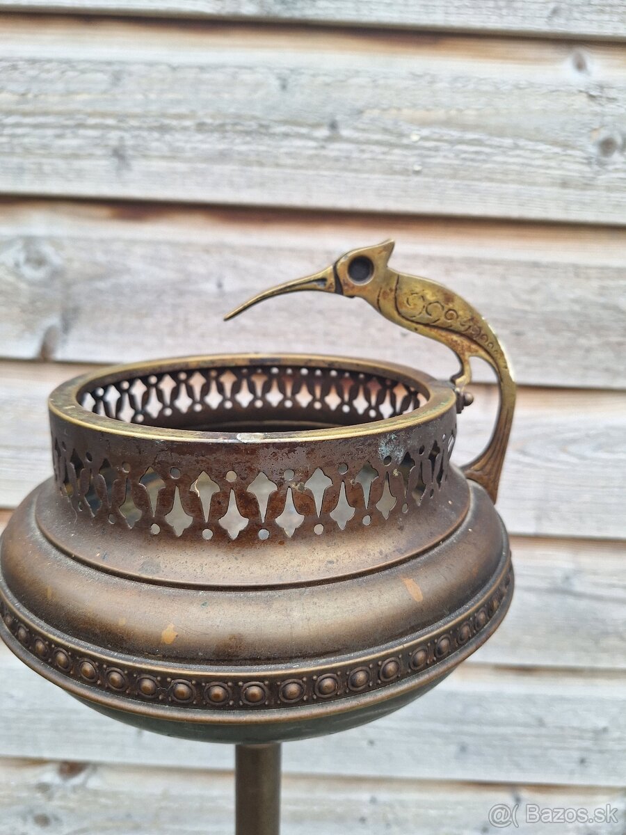 Starozitni seceni popolník na stojane. - 2