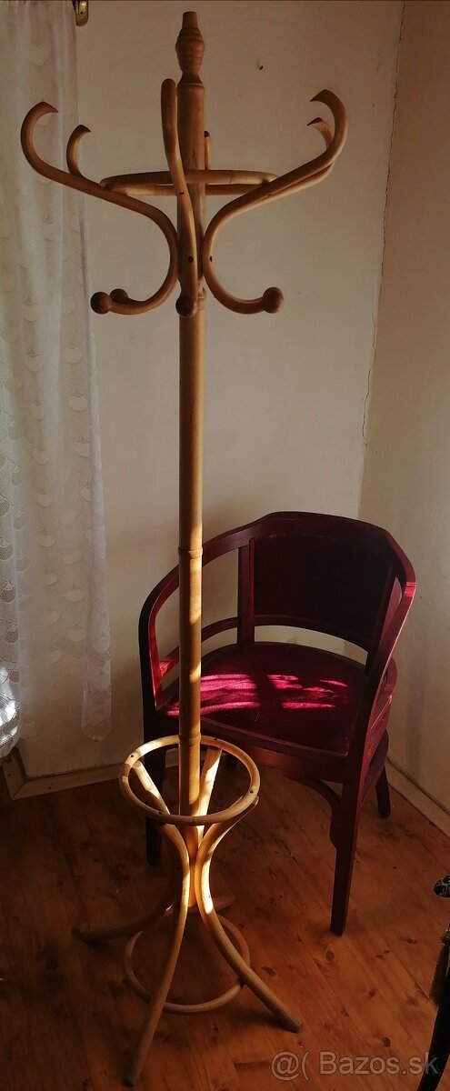 Starožitný vešiak. - 2
