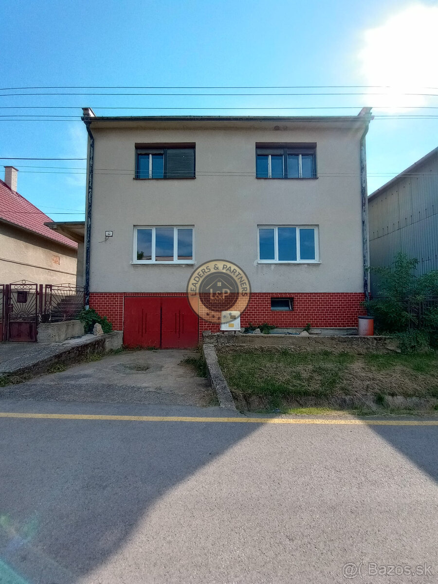 Rezervované Na predaj 5-izbový rodinný dom v obci Košolná - 2