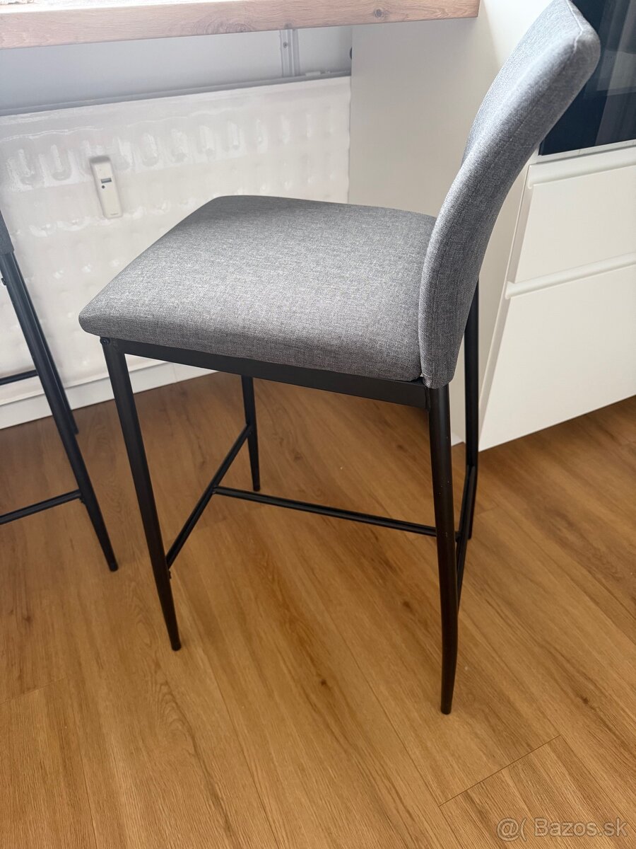 Predam barovu stolicku - 2