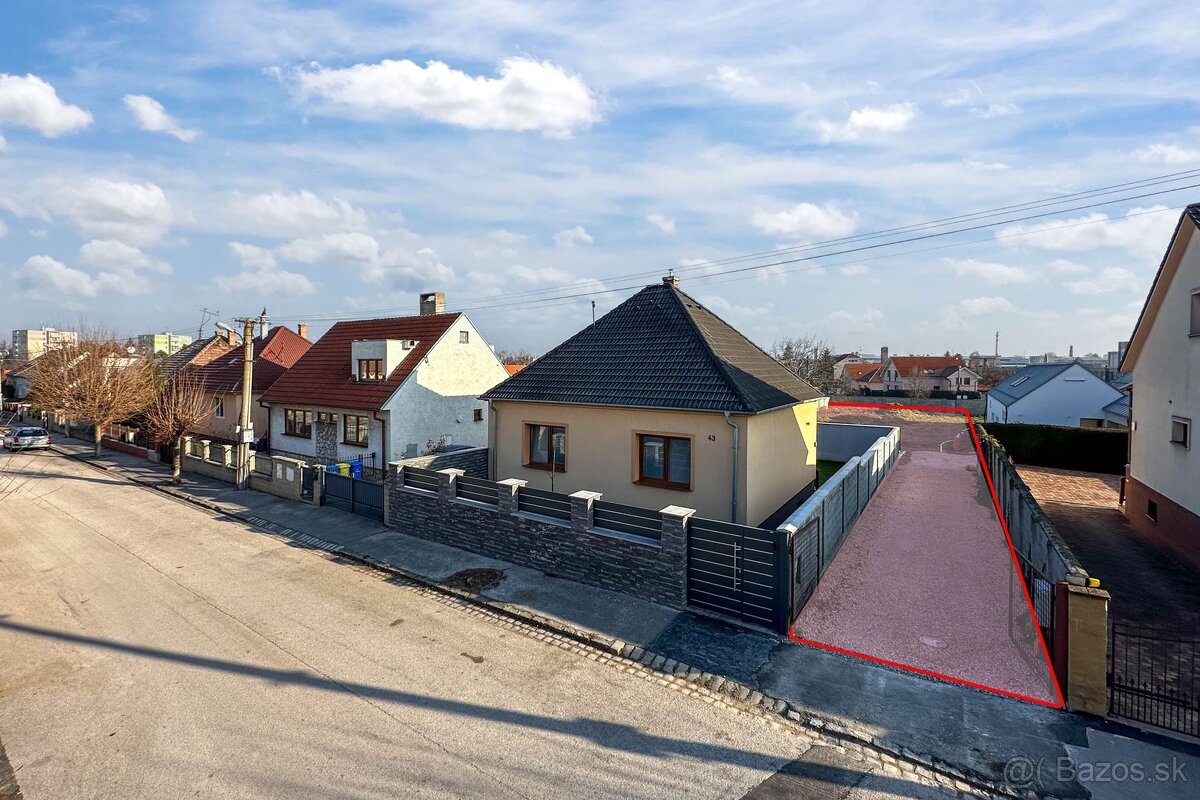 Na PREDAJ Slnečný, stavebný pozemok ,oplotený v obľúbene - 2