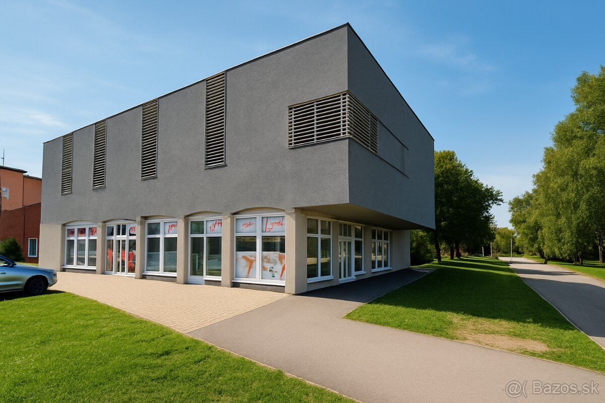 Na predaj reprezentatívna budova v centre mesta Trebišov - 2