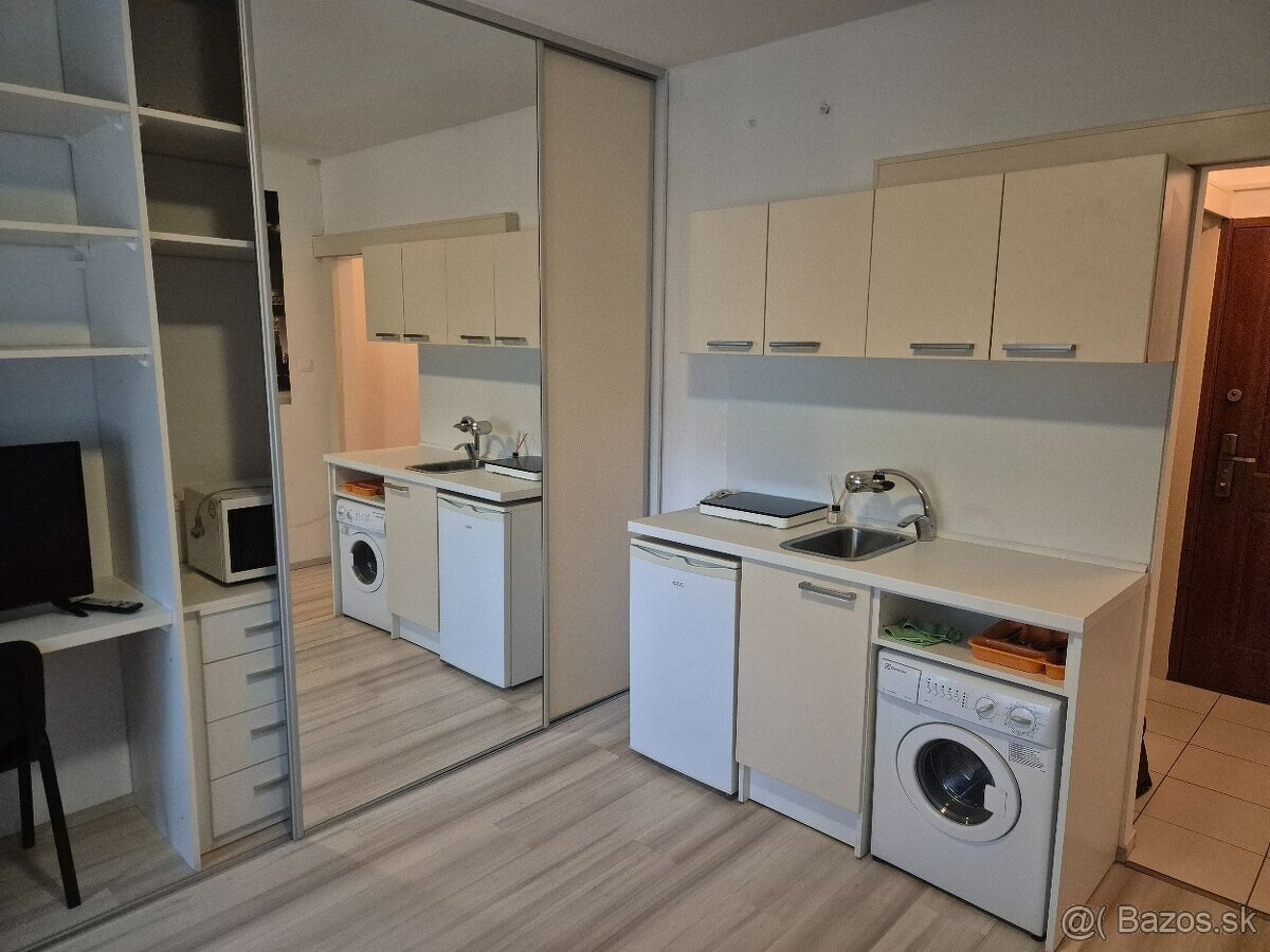 Na predaj alebo prenájom štýlová garzónka v Komárne, 7. sídl - 2