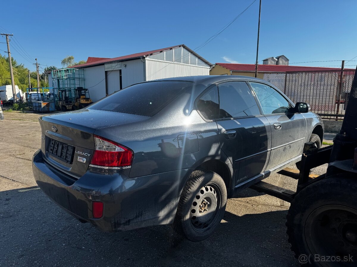 Subaru Legacy 2009 na náhradné diely - 2