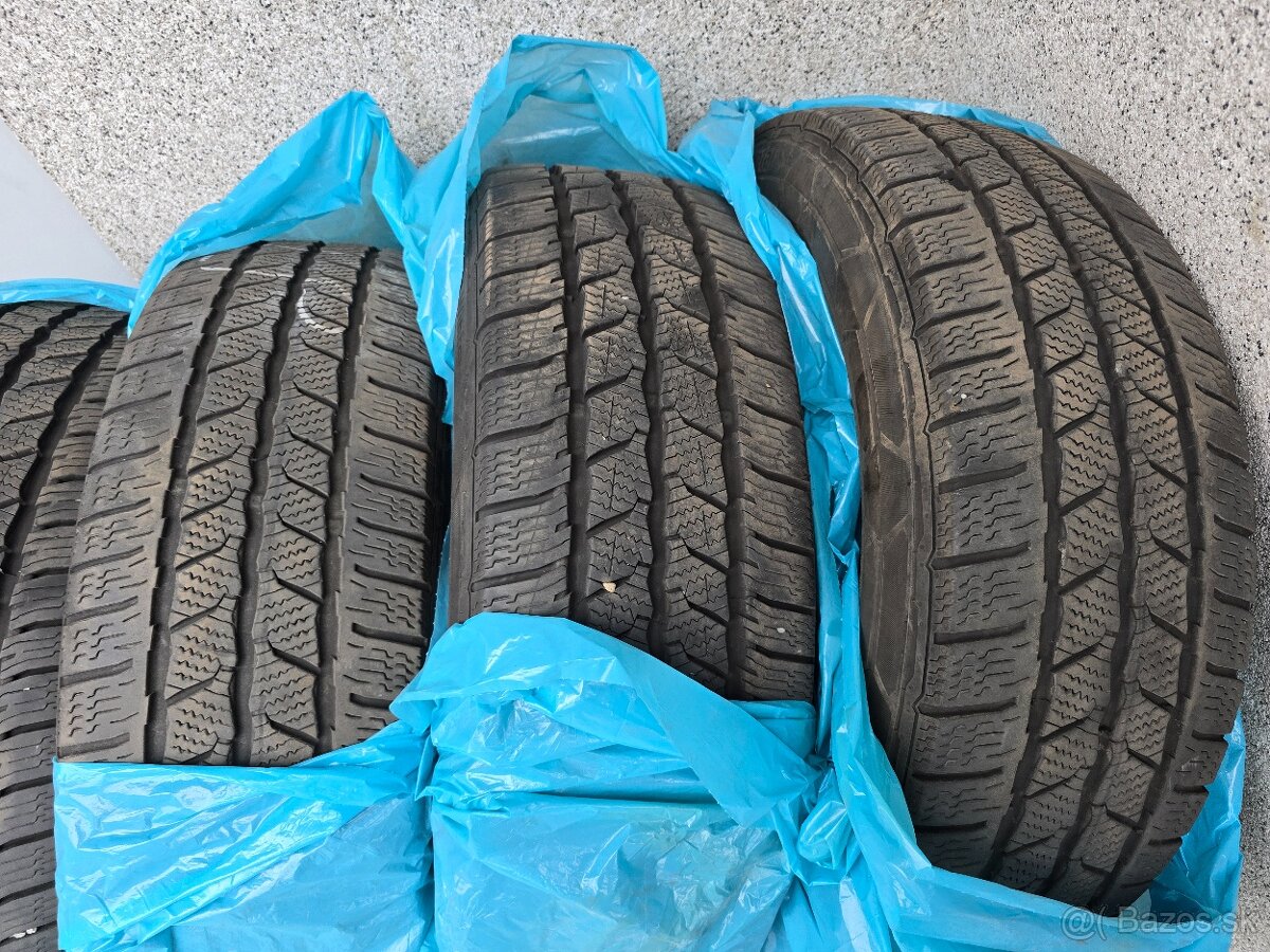 Predám zimné pneumatiky 215 /60/R17 - 2