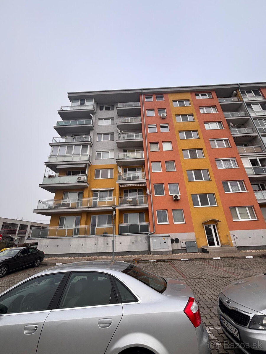 SENEC - NA PREDAJ 2 izbový byt s vlastným parkovaním, pri St - 2