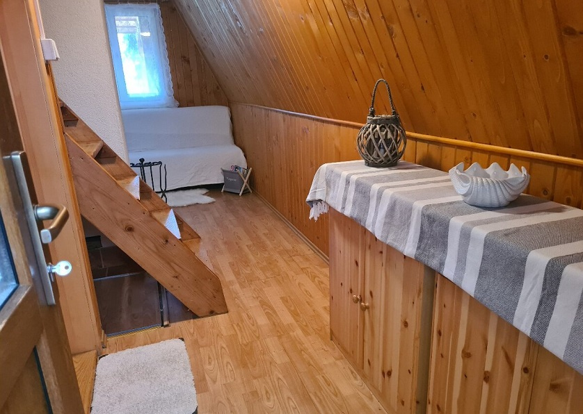 Predaj chaty s pozemkom 2 793 m2, pri B.Bystrici po rekonšt. - 2