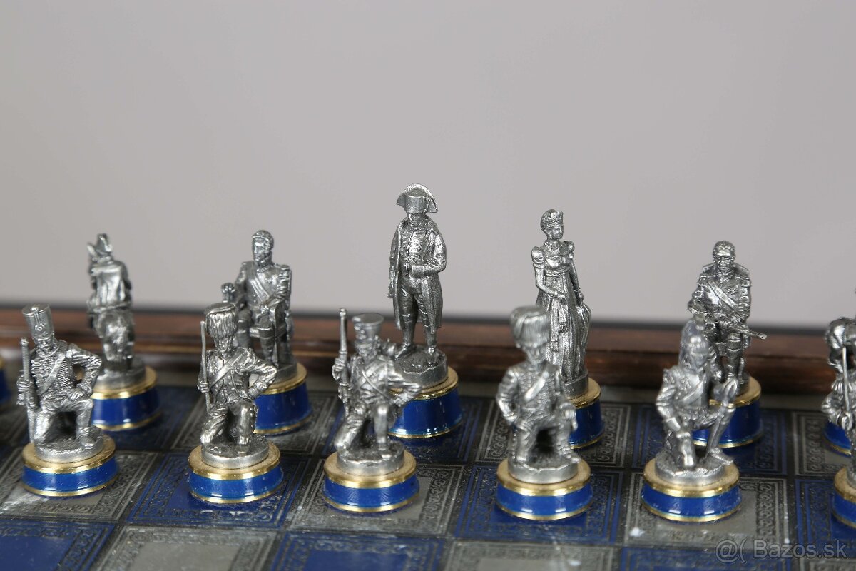 Stolík so šachovnicou - 2