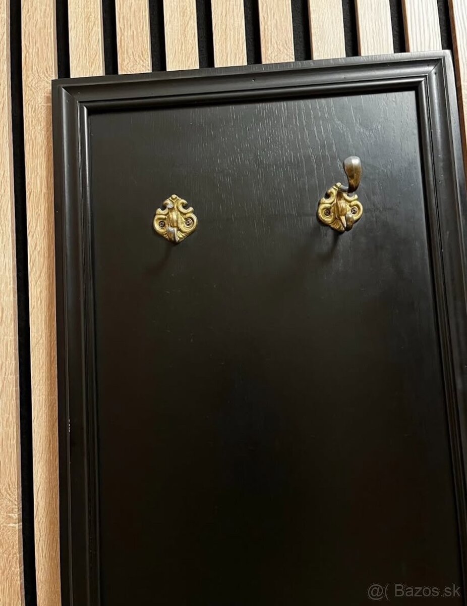 čierny drevený panel s vešiakmi - 2