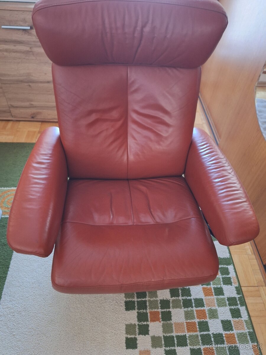 Kožené kreslo s taburetkou - 2