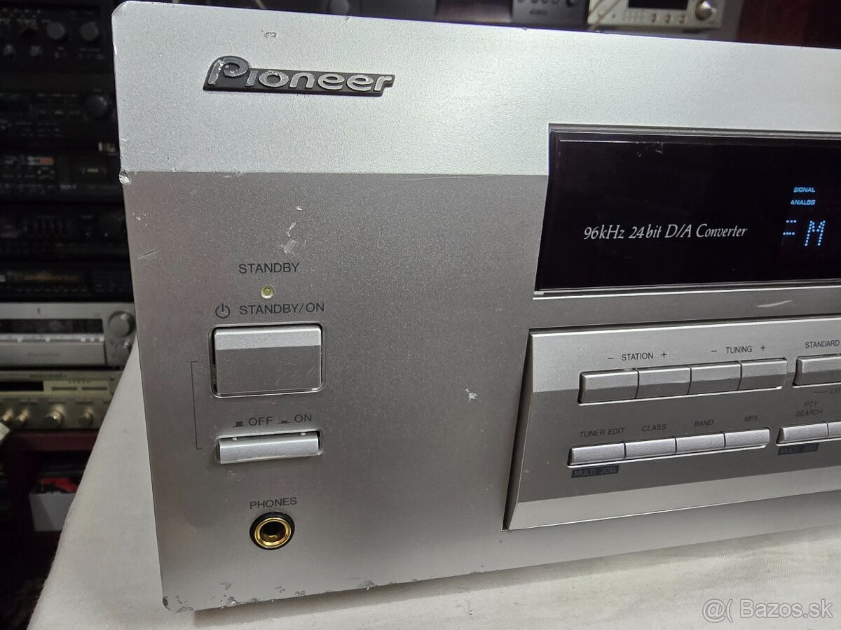 Pioneer VSX-D511 receiver - 2