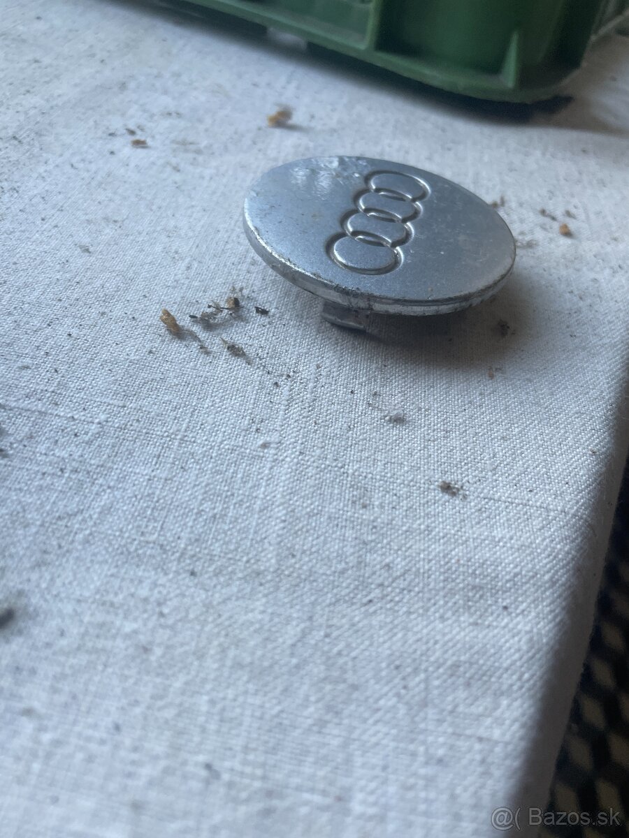 Predám originálne rôzne stredové pukličky na disk AUDI/ŠKODA - 2