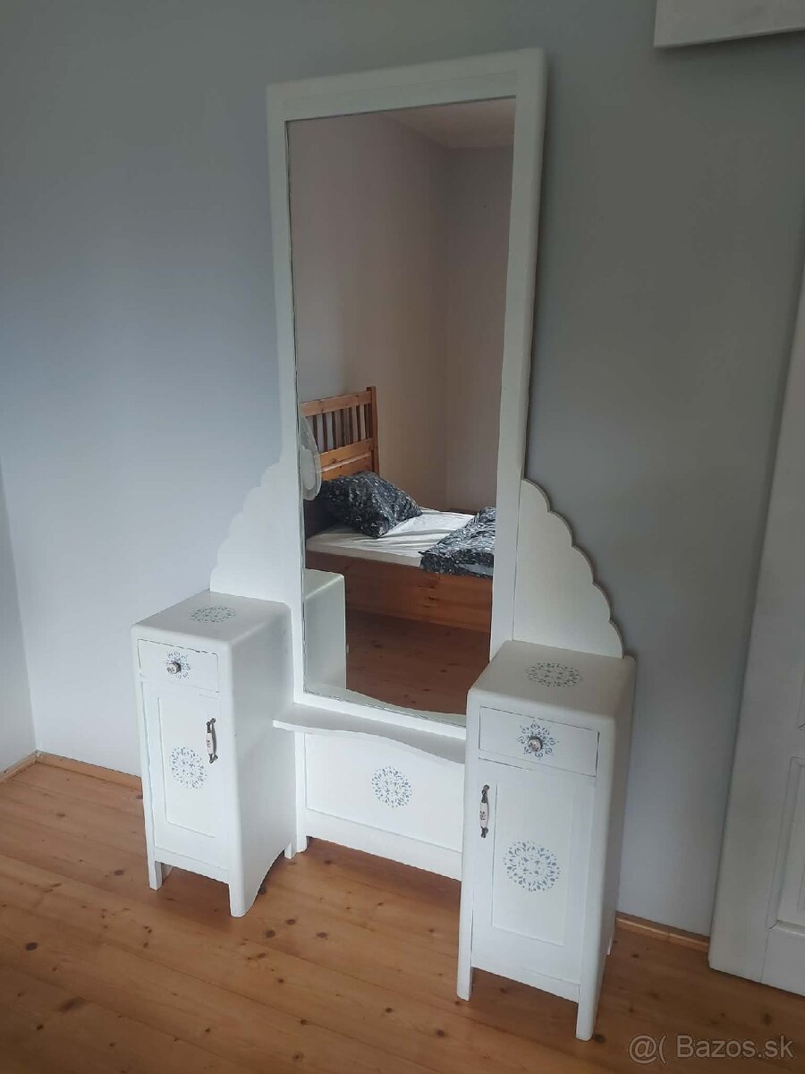 Vintage toaletny stolik - 2